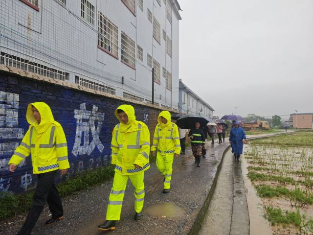 翁城镇的镇村干部到富陂村逐户排查转移群众。
