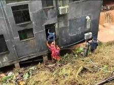 韶关3人被困水电站，消防员以肩为梯搭救转移