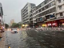 肇庆天宁北路水位没过轮胎 | 南方拍客追暴雨