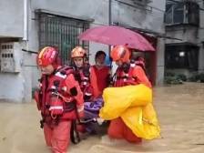 韶关强降雨积水漫过大腿，消防员用担架转移老人！救援进行中