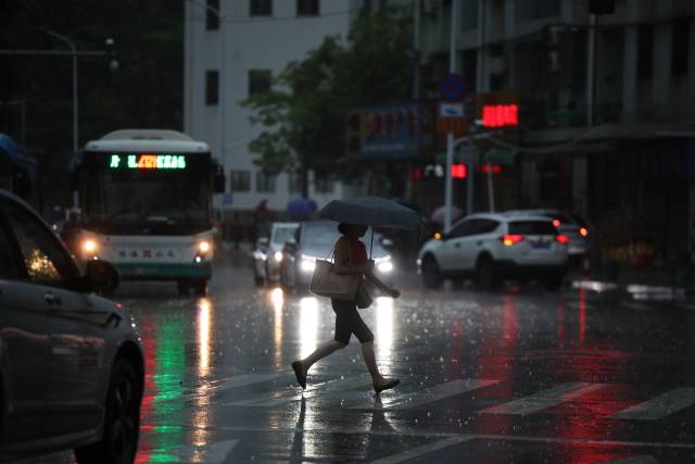 图集 | 暴雨袭来，珠海市民雨中穿行