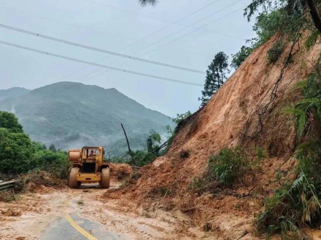 阳山县交通公路部门迅速出动车辆机械抢通道路
