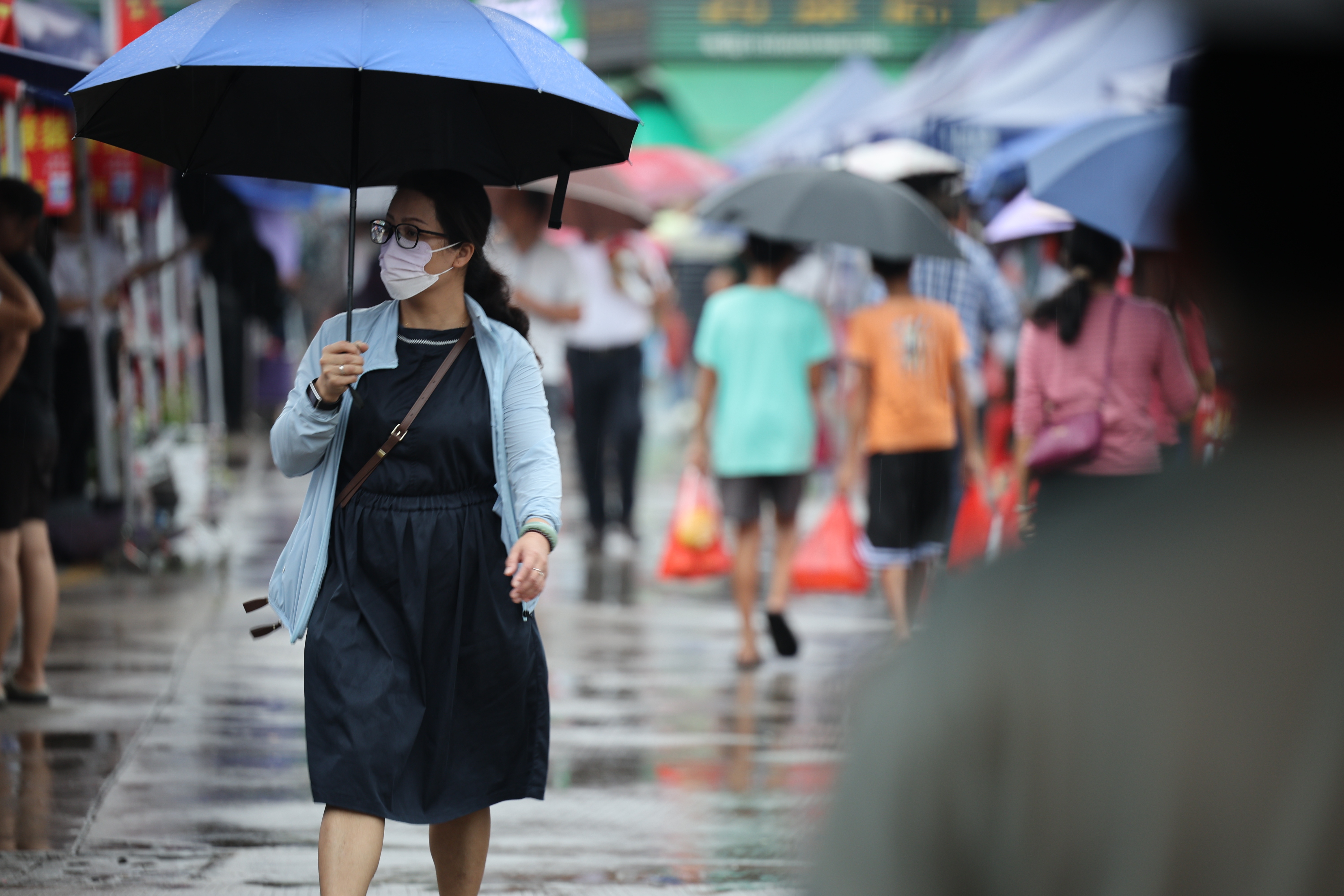 市民冒雨出行。  