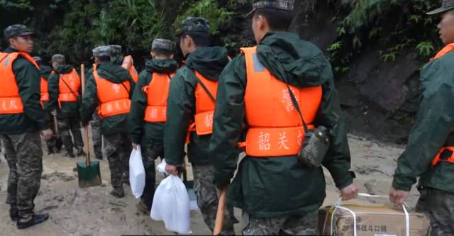 目前进出江湾镇的318县道龙归至江湾段仍有多处塌方，尚未完全恢复交通，救援人员仍在全力抢修塌方路段。