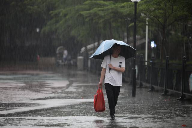 图集 | 暴雨袭来，珠海市民雨中穿行