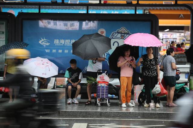 图集 | 暴雨袭来，珠海市民雨中穿行