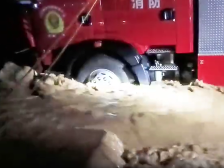 肇庆：消防车险被洪水冲走，消防员脱险后继续“逆行”