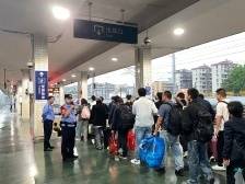 视频直击 | 暴雨致京广线多列车停运，他们转运数千名滞留旅客