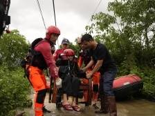 特写 | 英德将迎洪峰，救援队员就地取材解救九旬老人
