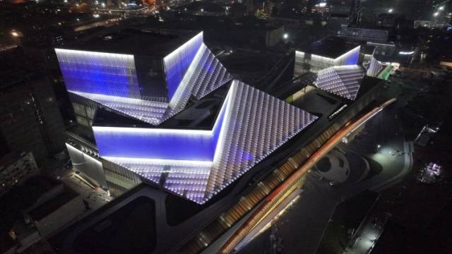 流光溢彩！白鹅潭大湾区艺术中心正式亮灯｜南方+视频