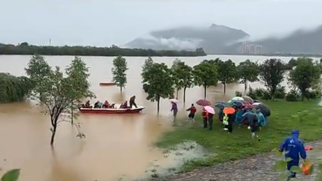 持续降雨+上游来水，位于北江上的伦洲岛水位快速上涨