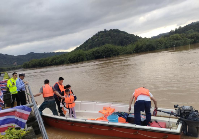 救援冲锋舟准备搭载受伤儿童前往目的地