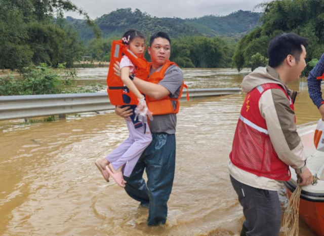 救援人员成功将受伤儿童送至广连高速水边出口处