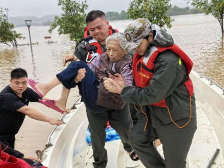 退役军人投身抗洪抢险一线，保障群众生命财产安全