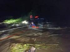 视频｜得救了！杨某雨夜开车不慎冲入河中，连山消防员星夜救援