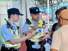 广交会第一期结束，这句外语成民警最常指引用语