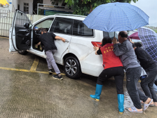 水位上涨，车辆被困……三坑镇党员突击队防汛一线紧急行动！