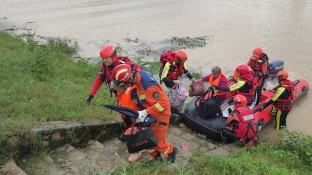 视频｜闻“汛”而动！致敬风雨中的守护者