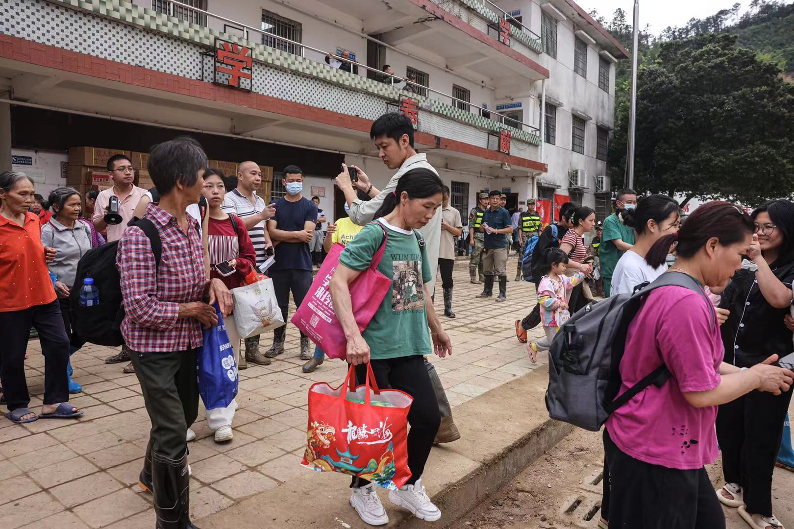 江湾镇23日晚可能下暴雨，当地居民由工作人员转移至其他更安全的安置点。