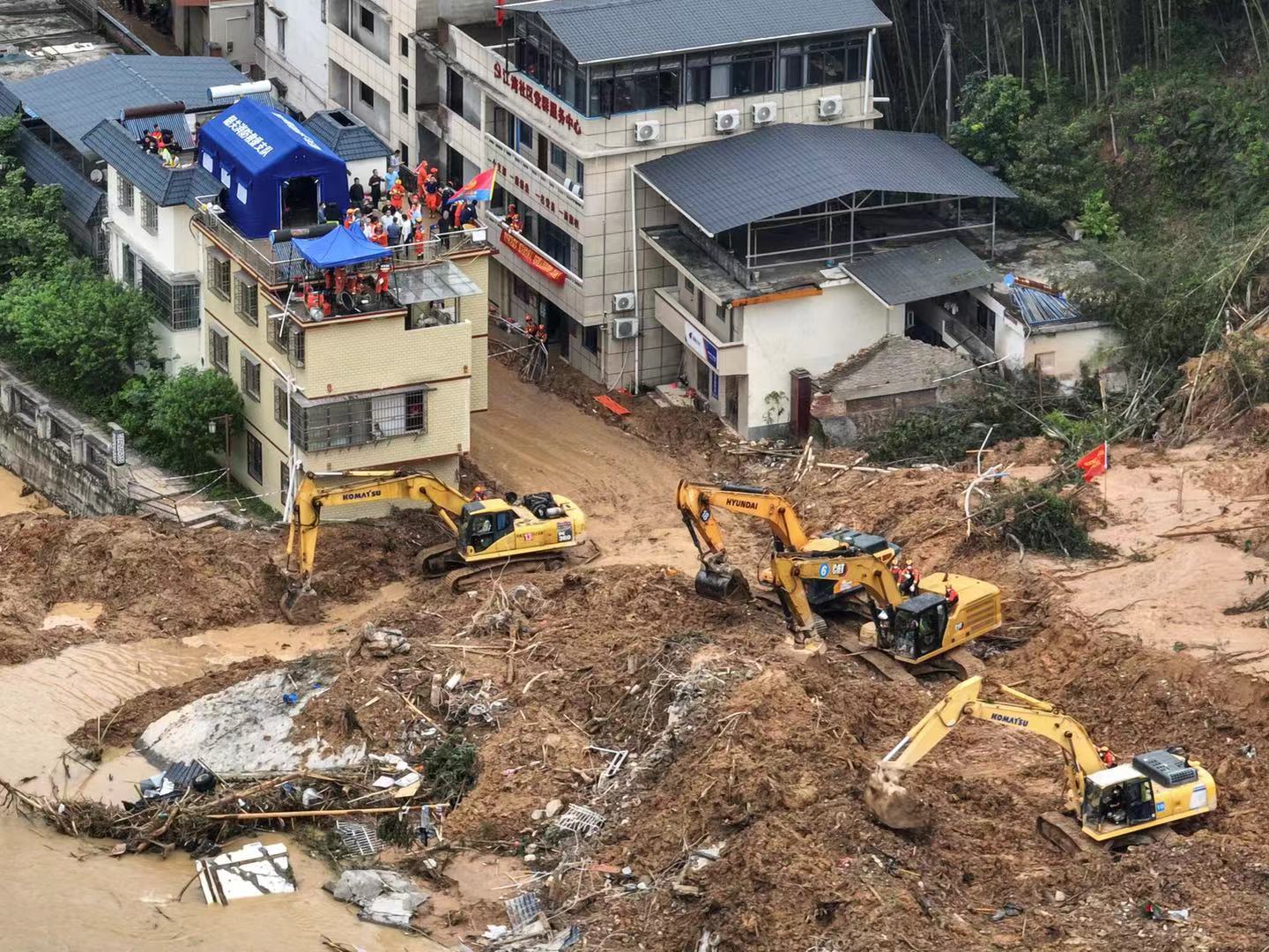江湾镇，大型机械正在清淤。
