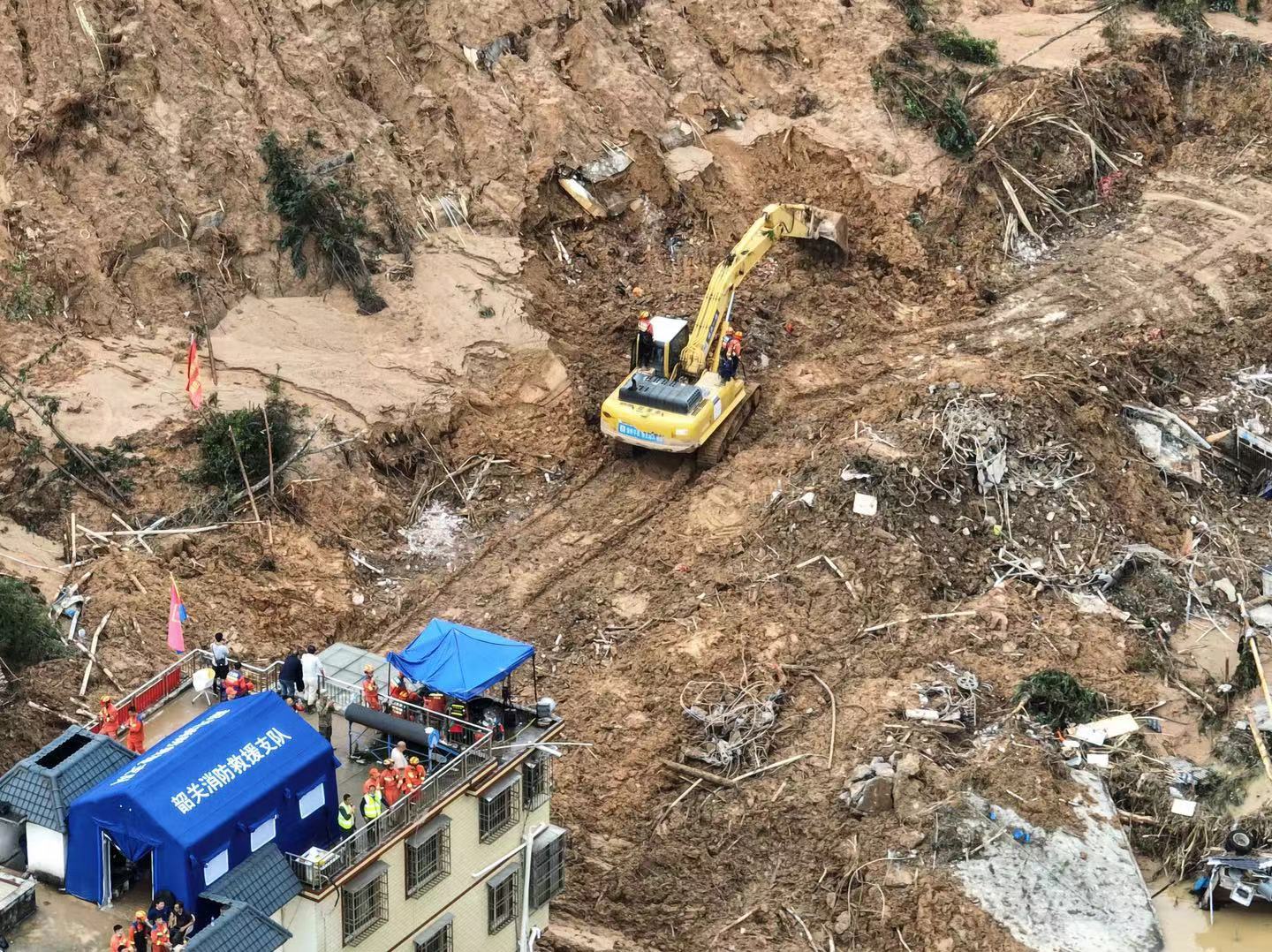江湾镇，大型机械正在清淤。