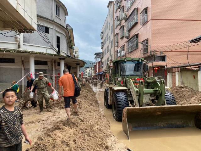 4月22日，陸續(xù)有救援隊伍進入江灣鎮(zhèn),，圩鎮(zhèn)主要道路依舊填滿污泥和積水,。