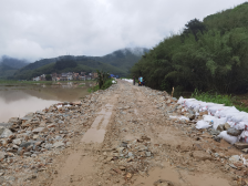 连夜抢修，因强降雨而渠基崩基的肇庆拦洪沟已恢复通车