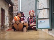 洪水浸到下巴，肇庆消防员背受困老人撤离
