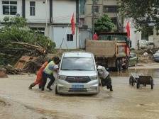 韶关江湾镇救援恢复工作仍在进行，直升机空投物资 | 一线直击