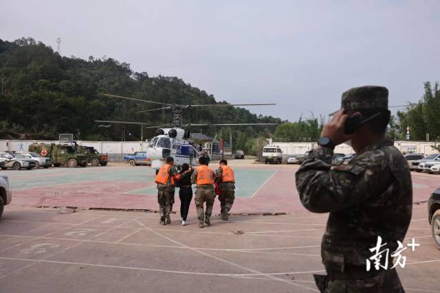 直升机、中巴车、自驾车……韶关江湾镇灾区民众有序转移中