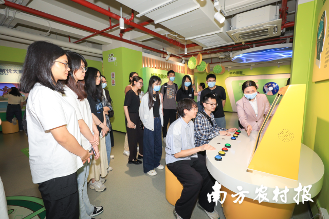 培训期间，学员们在江门市心理健康科学普及体验馆实地参观学习。
