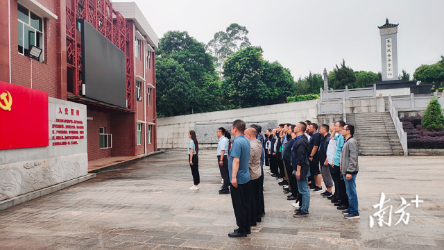 学员在广州市增城区大埔围村红色革命教育基地重温入党誓词。喀什地区农业农村局蒋崇海摄