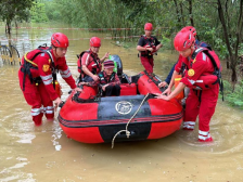 北江防汛抢险救援最前方，总有一抹令人心安的“迷彩绿”