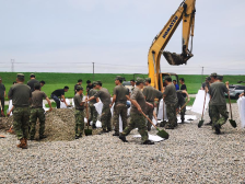 广州民兵闻“汛”而动，日夜守护北江大堤