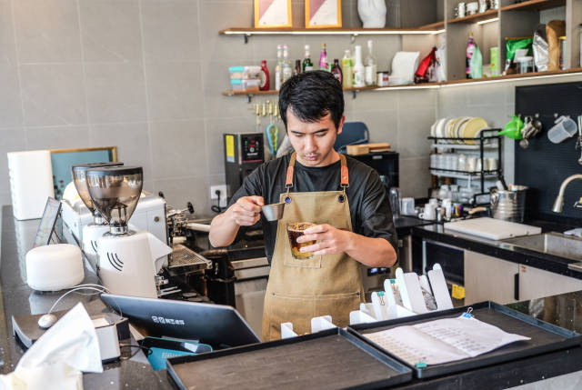 李加军正在调配菠萝拿铁。