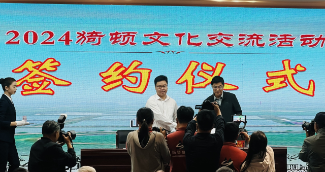 广东省养猪行业协会秘书长谢水华代表广东省养猪行业协会与临猗县人民政府签署合作协议书。