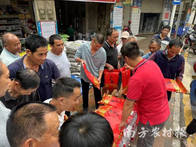 清远农技面向英德市农户派发赈灾物资 清远农技面向英德市农户派发赈灾物资