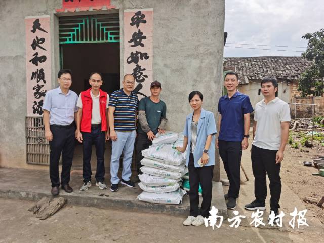 工作队向农户捐赠物资。