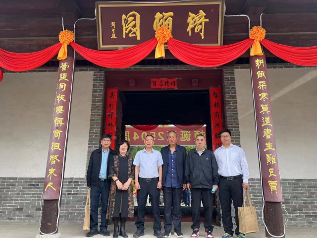 参会代表参观猗顿园