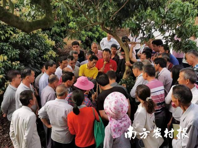 补建华每到一个地方就开始进行现场培训。 补建华每到一个地方就开始进行现场培训。
