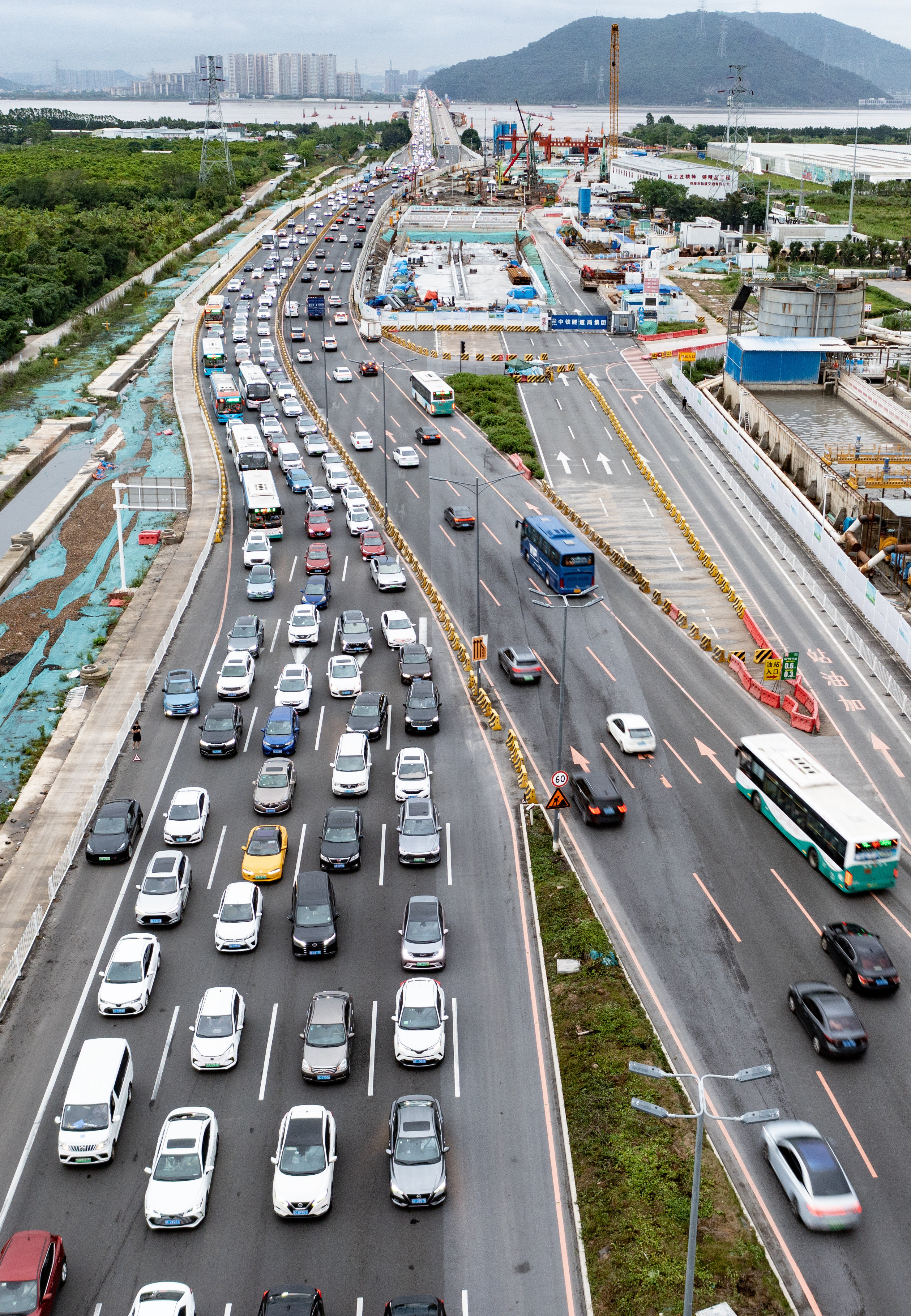 珠海洪鹤大桥、香海大桥、金海大桥等东西向交通要道陆续建成通车，很大程度上缓解了跨区通行的压力。 关铭荣 摄