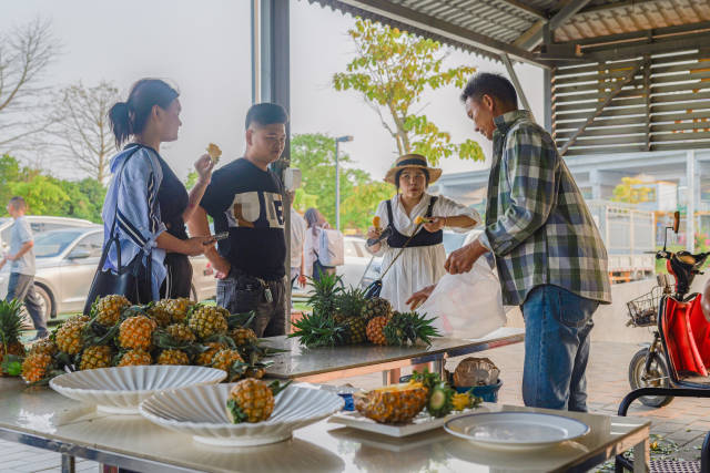 李标菠萝摊位。