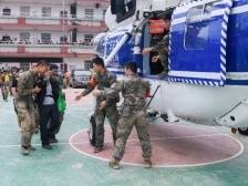 暴雨前的撤离：韶关武警凌晨进村用身体挡风护送老人上直升机