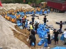 英德：他们拼尽全力，垒起沙袋筑防洪堤