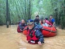 他用身体为橡皮艇开辟救援道路