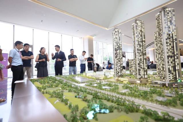 负重前行,谁能穿越下行周期?|2023产业年报观察