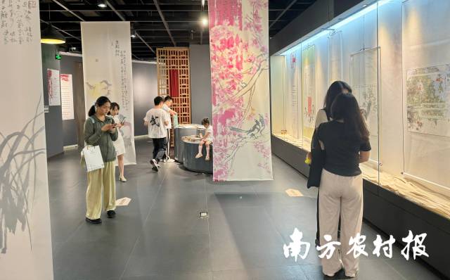 “本草丹青 2024壶公画展”今日在广东中医药博物馆揭幕。 