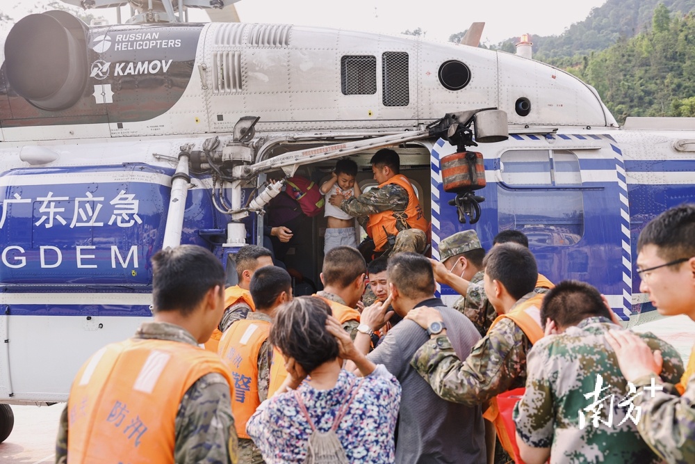 4月24日，韶关江湾镇，当地预计还有强降雨，发生滑坡和泥石流的风险仍然很高，应急人员带领受灾群众乘坐直升机转移。