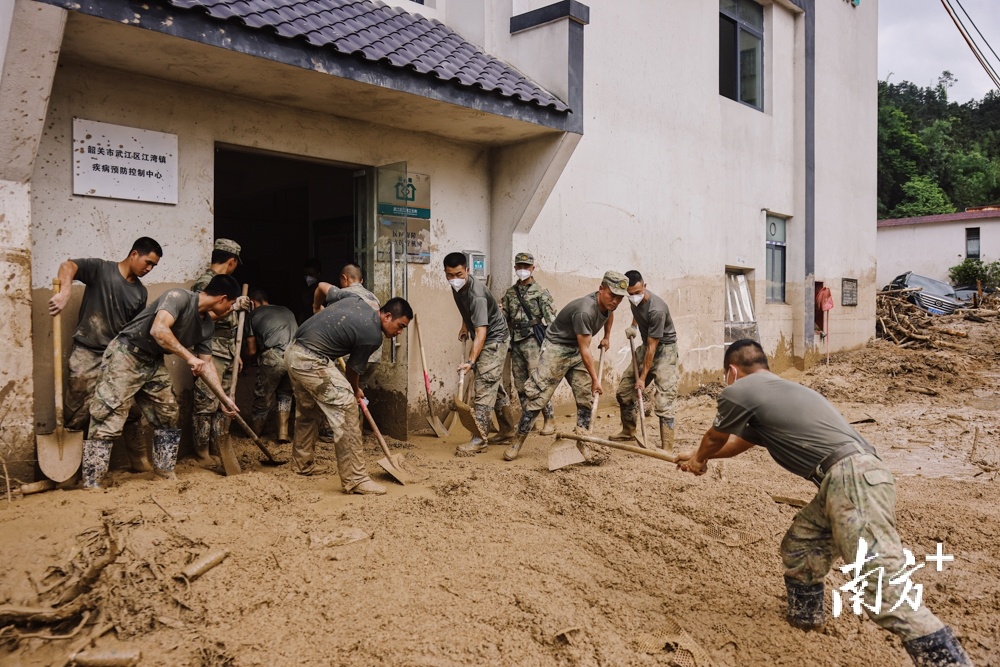 4月23日，韶关江湾镇，解放军清理街道淤泥。
