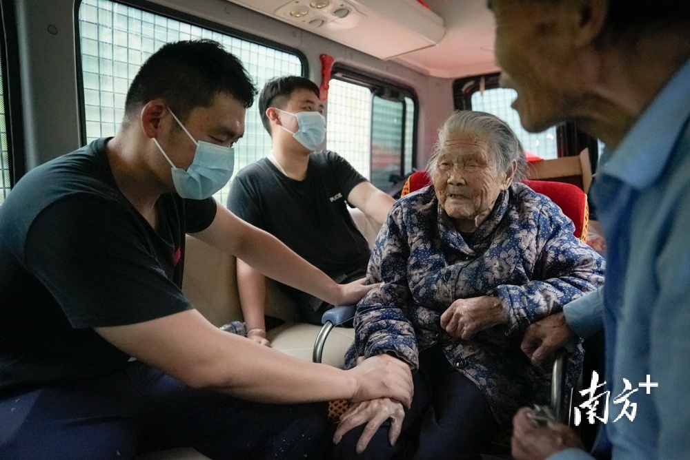 4月24日，韶关江湾镇，工作人员在新一轮降水来临前转移镇上最后一位99岁老人。  